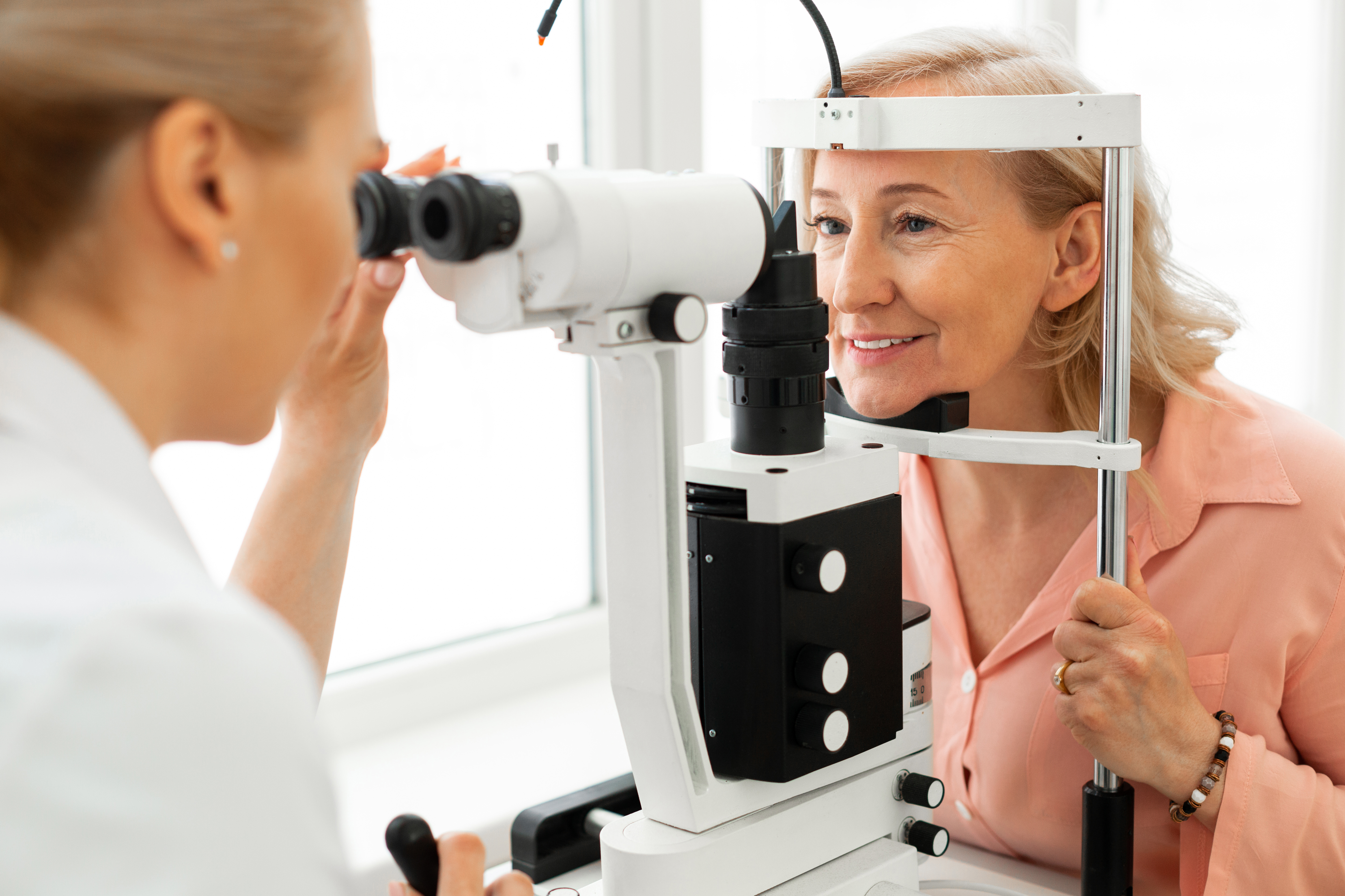 Mulher tendo triagem oftalmológica realizada. 